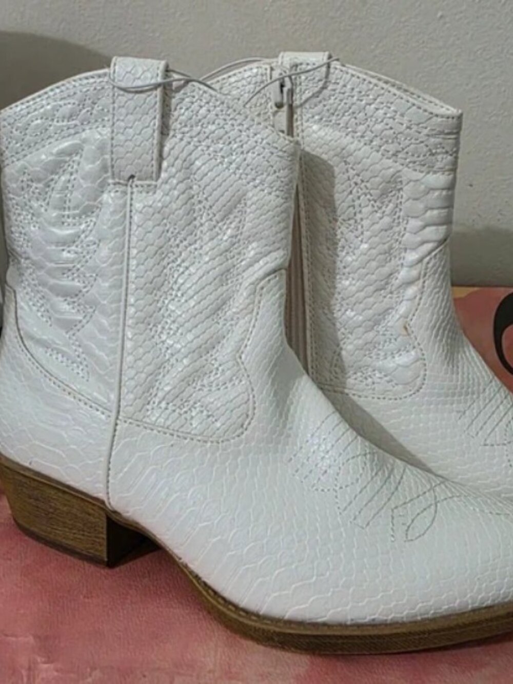 NWT Arula White Western Style Ankle Boots